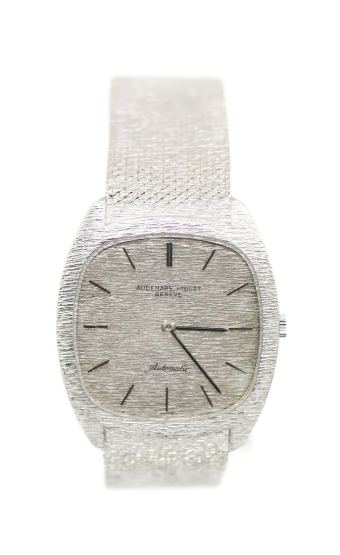 Audemars Piguet Cobra 18K White Gold Automatic Watch Ref 5279: Audemars Piguet Cobra 18K White Gold Automatic Watch Ref 5279 This Audemars Piguet Cobra wristwatch is a stunning blend of luxury and precision. Crafted from 18K white gold, this timepiece features a 