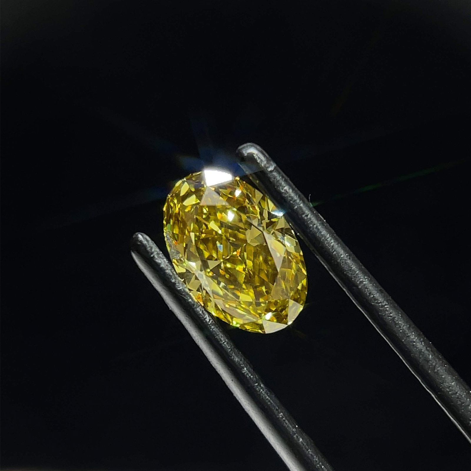 Loose Diamond - OVAL 0.89ct Fancy Intense Yellow VS2: Loose Diamond - OVAL 0.89ct Fancy Intense Yellow VS2 Source: This is a real non-mined Diamond that has been grown in a lab Shape: OVAL Carats: 0.89 Color: Fancy Intense Yellow Certification: IGI Video