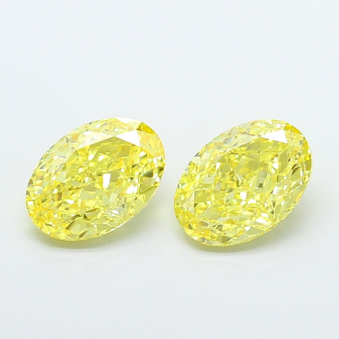 Loose Diamond - OVAL 2.55ct Fancy Vivid Yellow VS2: Loose Diamond - OVAL 2.55ct Fancy Vivid Yellow VS2 Source: This is a real non-mined Diamond that has been grown in a lab Shape: OVAL Carats: 2.55 Color: Fancy Vivid Yellow Certification: IGI Video: