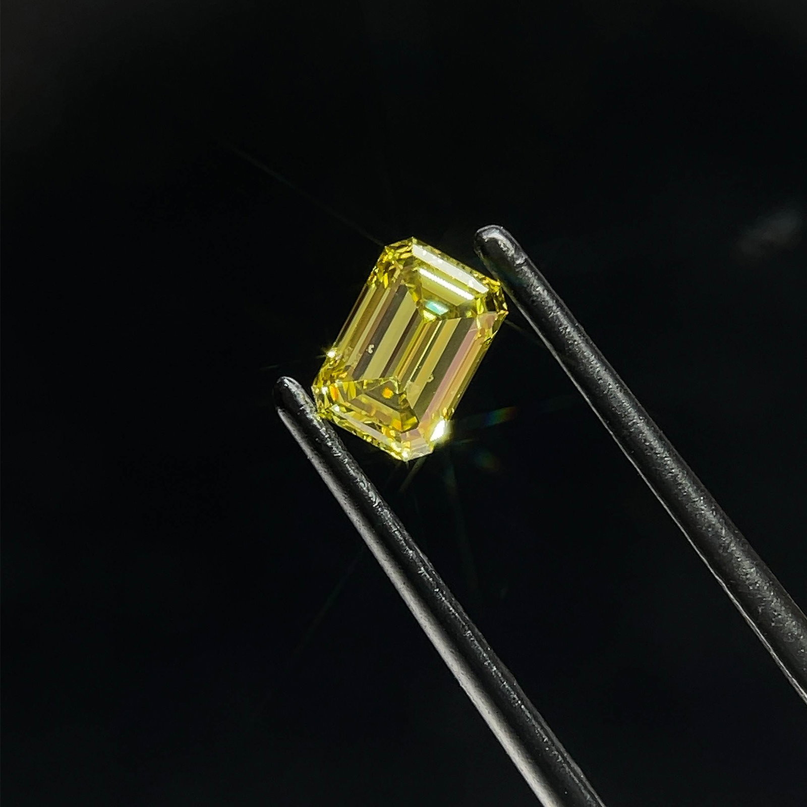 Loose Diamond - EMERALD 0.79ct Fancy Green Yellow VS1: Loose Diamond - EMERALD 0.79ct Fancy Green Yellow VS1 Source: This is a real non-mined Diamond that has been grown in a lab Shape: EMERALD Carats: 0.79 Color: Fancy Green Yellow Certification: IGI Vid