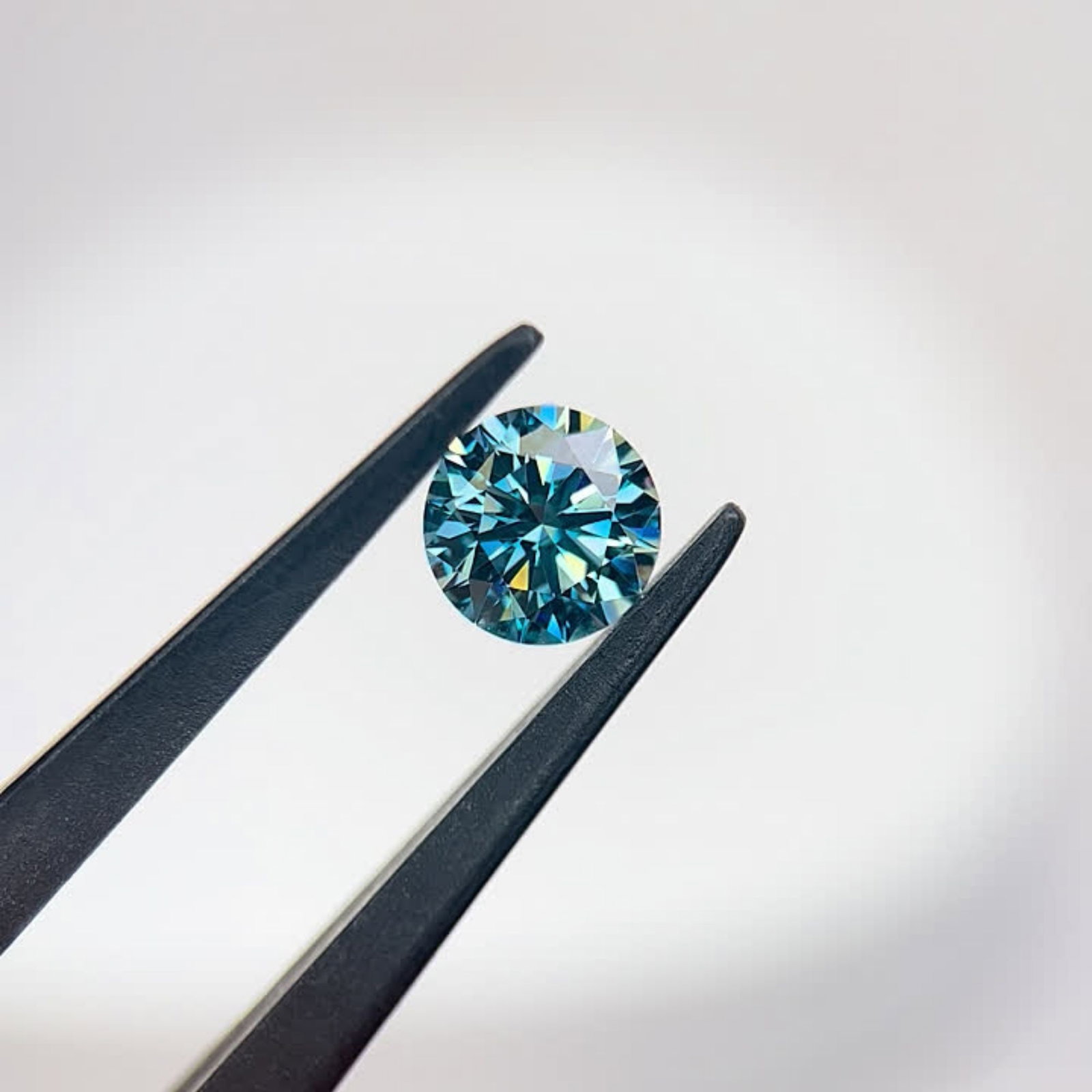 Ideal Loose Diamond - ROUND 1.01ct Fancy Vivid Blue VVS2: Ideal Loose Diamond - ROUND 1.01ct Fancy Vivid Blue VVS2 Source: This is a real non-mined Diamond that has been grown in a lab Shape: ROUND Carats: 1.01 Color: Fancy Vivid Blue Certification: IGI Vide