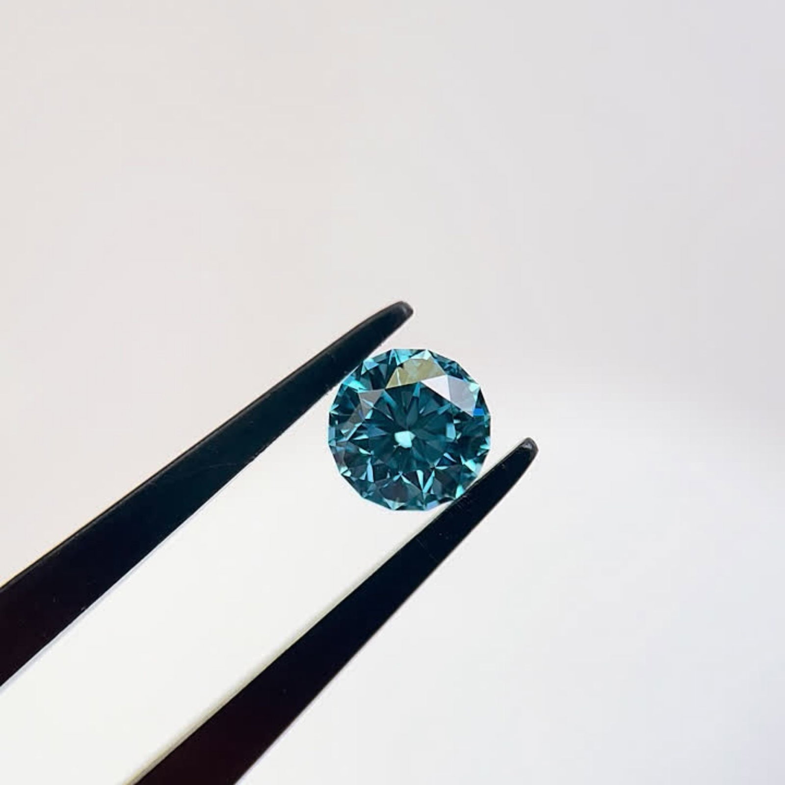 Loose Diamond - ROUND 1.09ct Fancy Vivid Blue VVS1: Loose Diamond - ROUND 1.09ct Fancy Vivid Blue VVS1 Source: This is a real non-mined Diamond that has been grown in a lab Shape: ROUND Carats: 1.09 Color: Fancy Vivid Blue Certification: IGI Video: