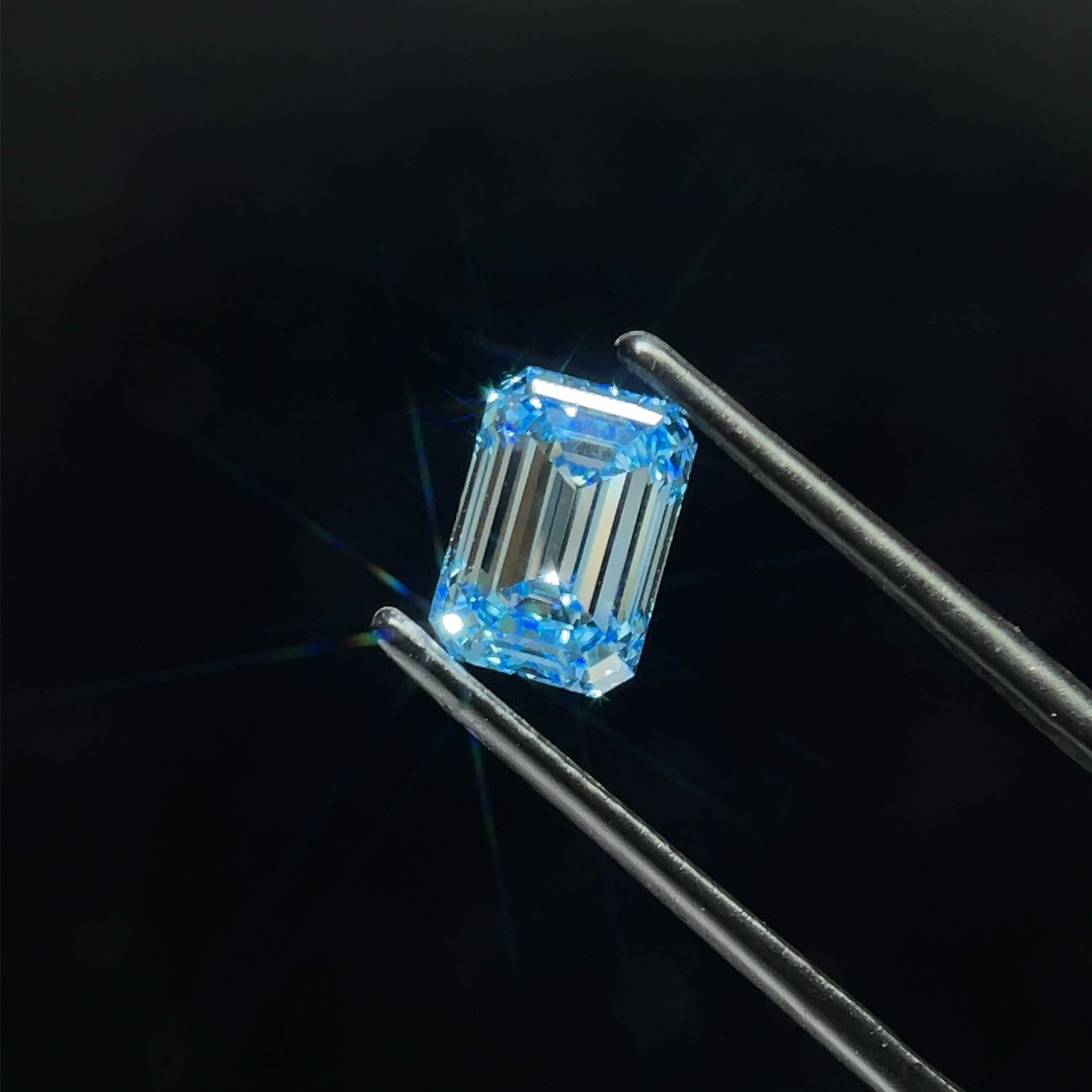 Loose Diamond - EMERALD 2.09ct Fancy Vivid Blue VS1: Loose Diamond - EMERALD 2.09ct Fancy Vivid Blue VS1 Source: This is a real non-mined Diamond that has been grown in a lab Shape: EMERALD Carats: 2.09 Color: Fancy Vivid Blue Certification: IGI Video: