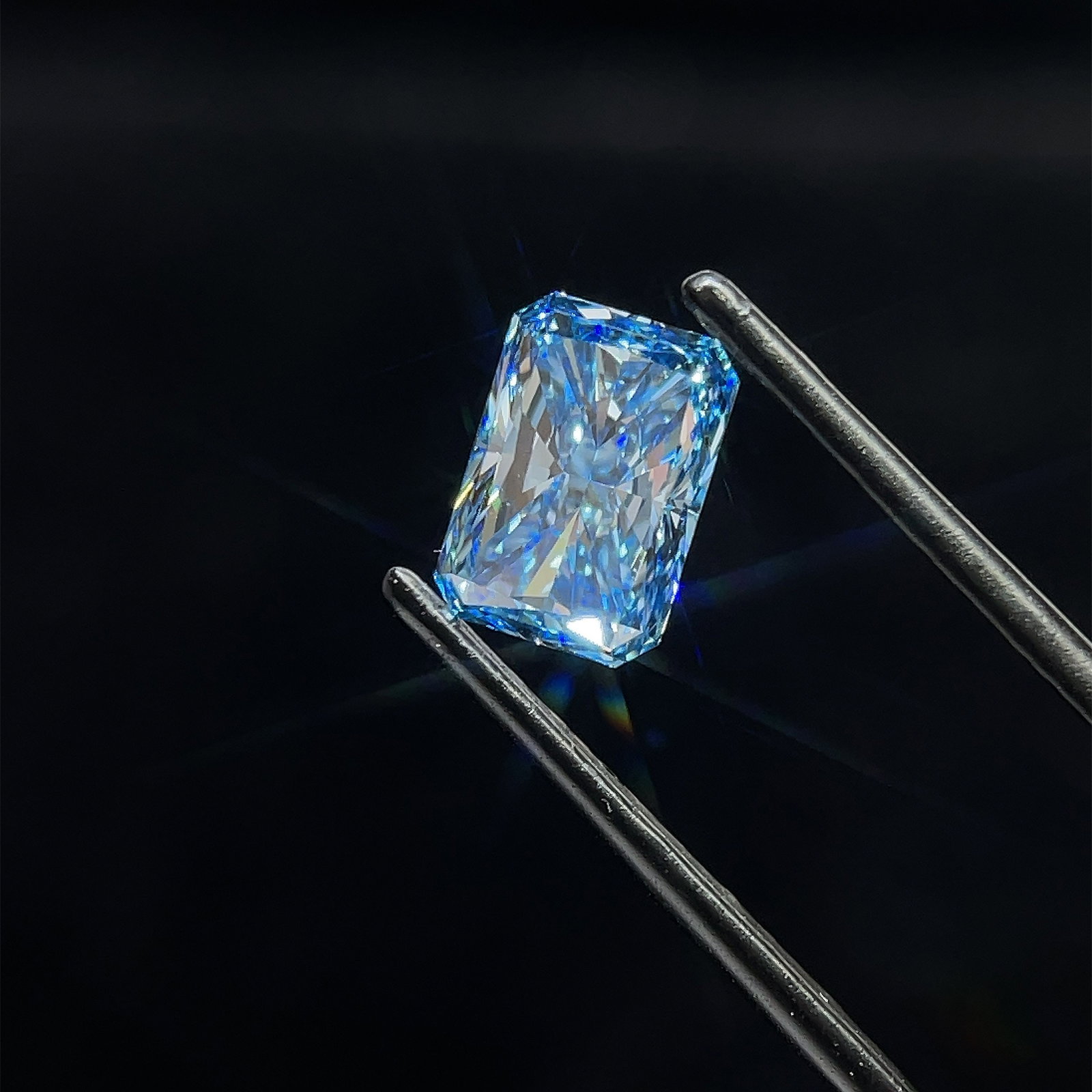 Loose Diamond - RADIANT 1.74ct Fancy Vivid Blue VVS2: Loose Diamond - RADIANT 1.74ct Fancy Vivid Blue VVS2 Source: This is a real non-mined Diamond that has been grown in a lab Shape: RADIANT Carats: 1.74 Color: Fancy Vivid Blue Certification: IGI Video: