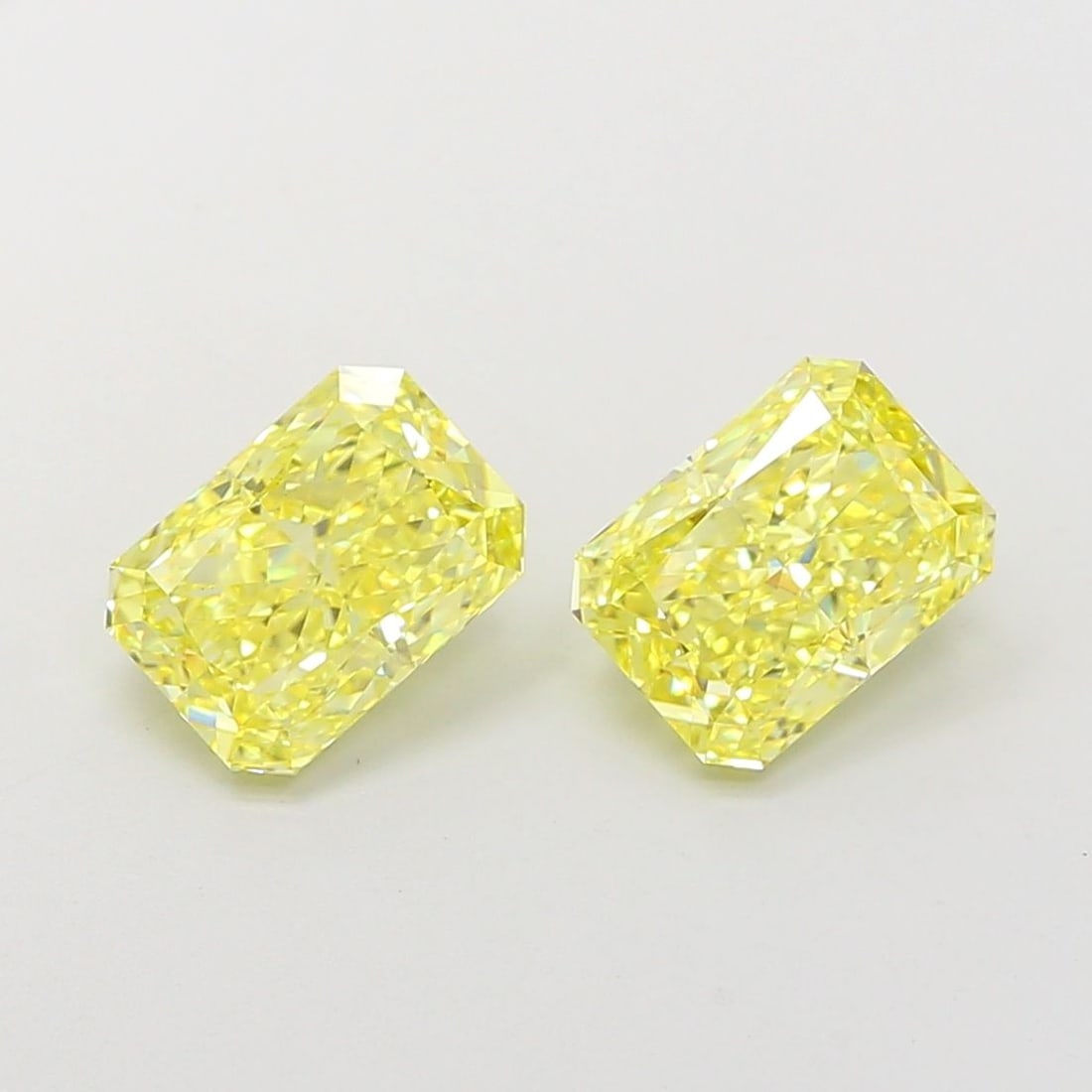 Loose Diamond - RADIANT 2.09ct Fancy Vivid Yellow VVS2: Loose Diamond - RADIANT 2.09ct Fancy Vivid Yellow VVS2 Source: This is a real non-mined Diamond that has been grown in a lab Shape: RADIANT Carats: 2.09 Color: Fancy Vivid Yellow Certification: IGI Vi