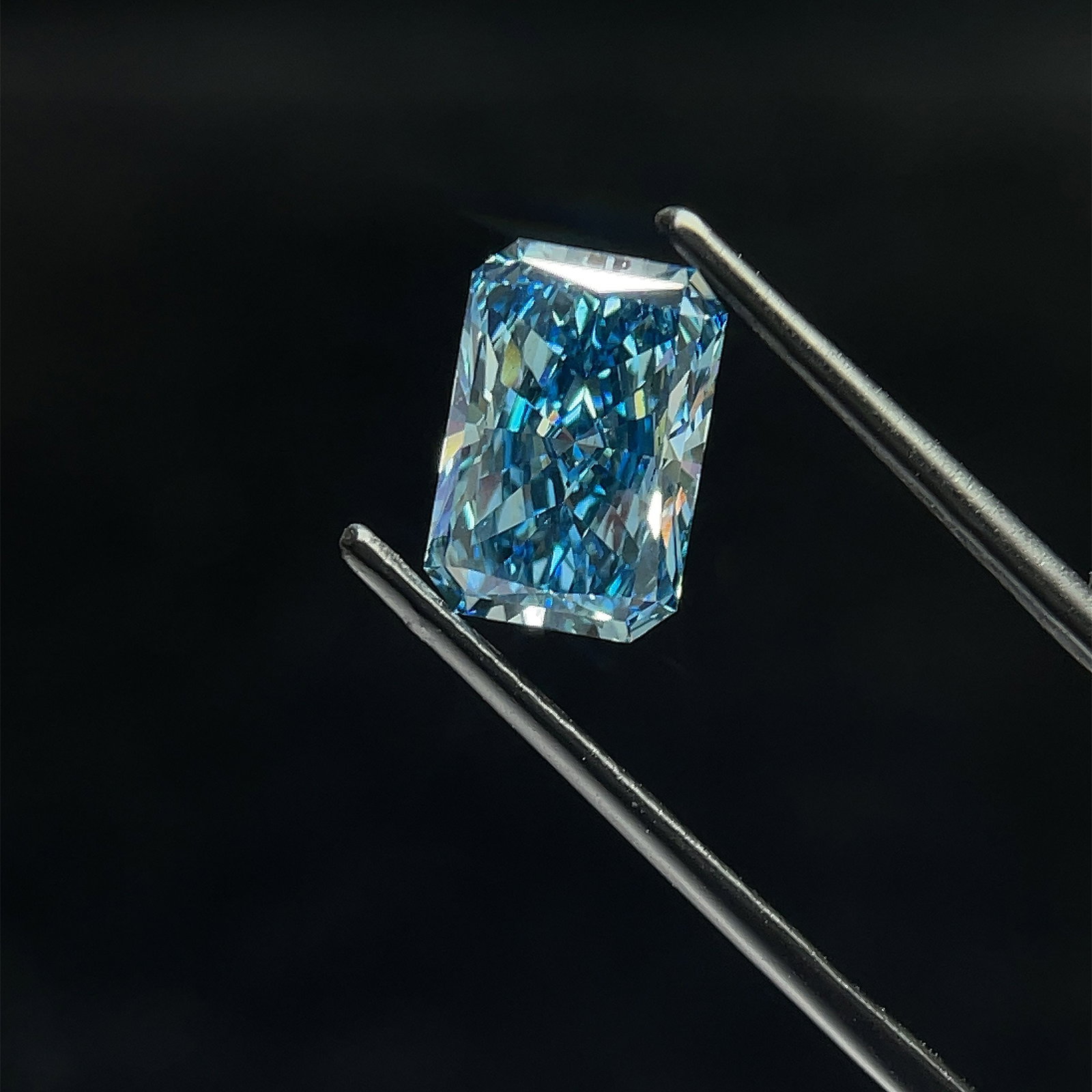 Loose Diamond - RADIANT 3.45ct Blue SI2: Loose Diamond - RADIANT 3.45ct Blue SI2 Source: This is a real non-mined Diamond that has been grown in a lab Shape: RADIANT Carats: 3.45 Color: Blue Certification: NONE PLEASE NOTE: Framed, Large, or
