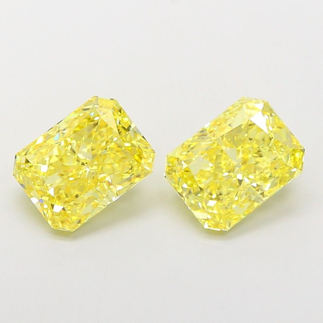 Loose Diamond - RADIANT 3.28ct Fancy Vivid Yellow VS1: Loose Diamond - RADIANT 3.28ct Fancy Vivid Yellow VS1 Source: This is a real non-mined Diamond that has been grown in a lab Shape: RADIANT Carats: 3.28 Color: Fancy Vivid Yellow Certification: IGI