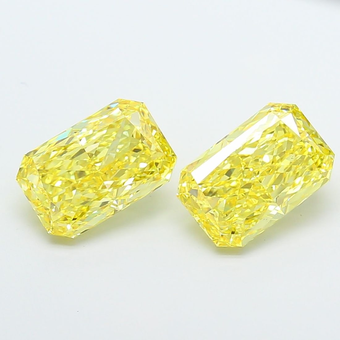 Loose Diamond - RADIANT 3.51ct Fancy Vivid Yellow VS1: Loose Diamond - RADIANT 3.51ct Fancy Vivid Yellow VS1 Source: This is a real non-mined Diamond that has been grown in a lab Shape: RADIANT Carats: 3.51 Color: Fancy Vivid Yellow Certification: IGI Vid