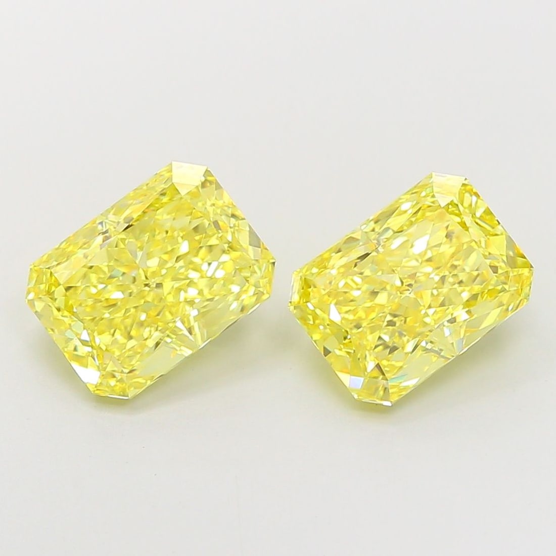 Loose Diamond - RADIANT 3.16ct Fancy Vivid Yellow VS1: Loose Diamond - RADIANT 3.16ct Fancy Vivid Yellow VS1 Source: This is a real non-mined Diamond that has been grown in a lab Shape: RADIANT Carats: 3.16 Color: Fancy Vivid Yellow Certification: IGI Vid