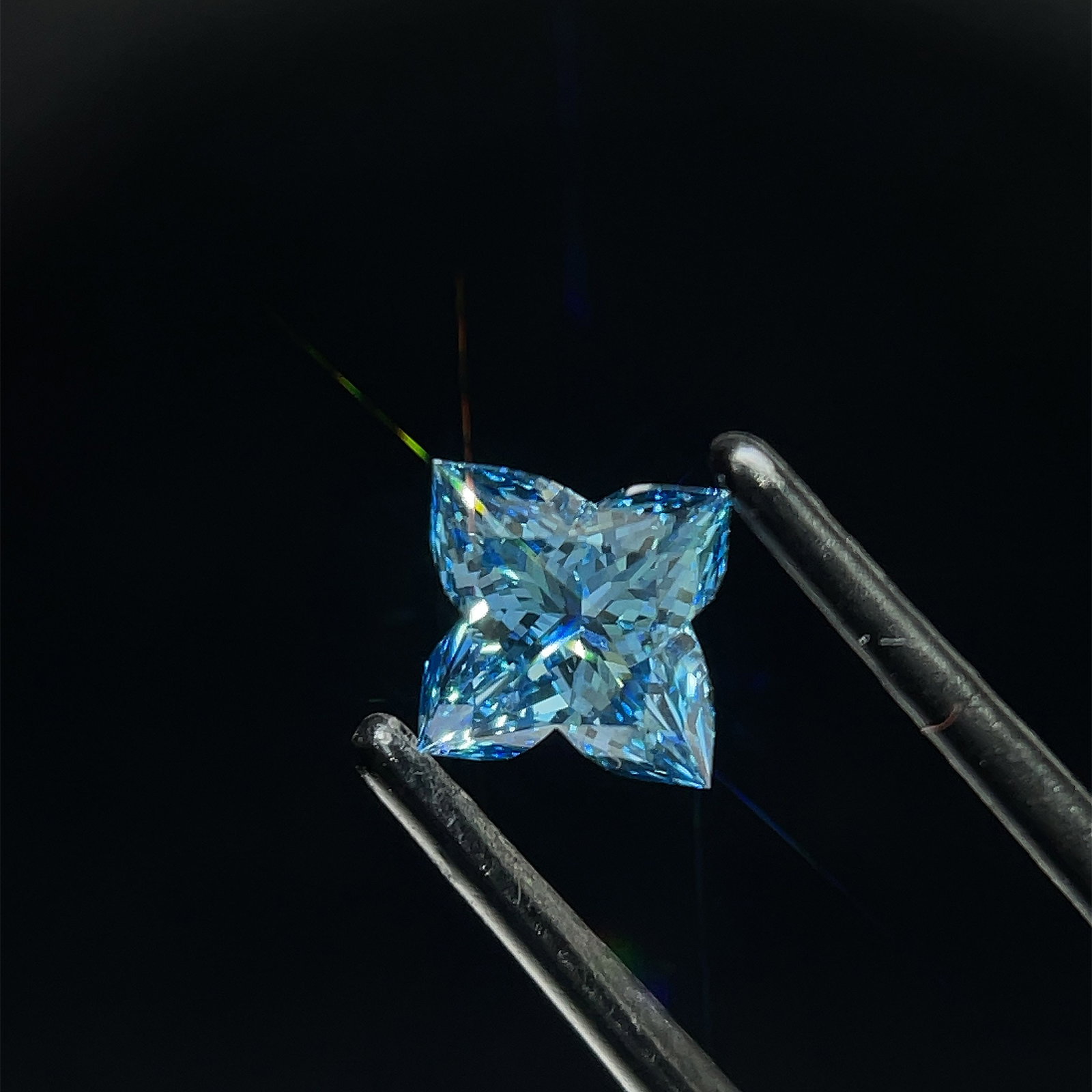 Loose Diamond - OTHER 1.04ct Blue VS1: Loose Diamond - OTHER 1.04ct Blue VS1 Source: This is a real non-mined Diamond that has been grown in a lab Shape: OTHER Carats: 1.04 Color: Blue Certification: NONE PLEASE NOTE: Framed, Large, or hea