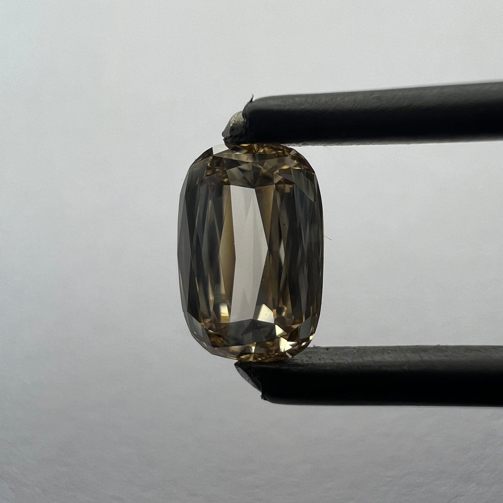 Loose Diamond - CUSHION BRILLIANT 0.88ct Brown VS1: Loose Diamond - CUSHION BRILLIANT 0.88ct Brown VS1 Source: This is a real non-mined Diamond that has been grown in a lab Shape: CUSHION BRILLIANT Carats: 0.88 Color: Brown Certification: NONE PLEASE N