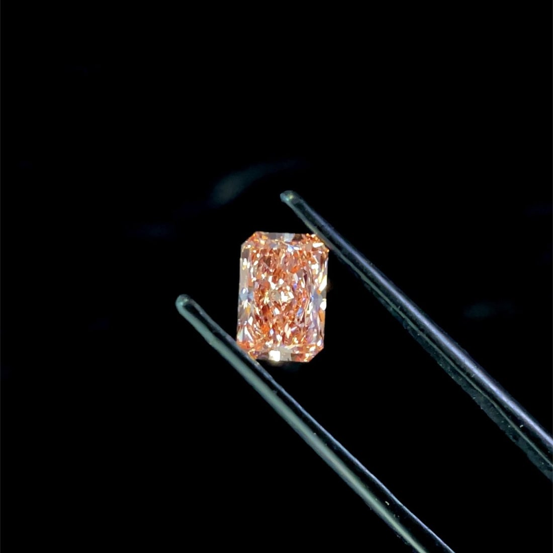 Loose Diamond - RADIANT 1.51ct Fancy Vivid Pink VVS2: Loose Diamond - RADIANT 1.51ct Fancy Vivid Pink VVS2 Source: This is a real non-mined Diamond that has been grown in a lab Shape: RADIANT Carats: 1.51 Color: Fancy Vivid Pink Certification: IGI Video: