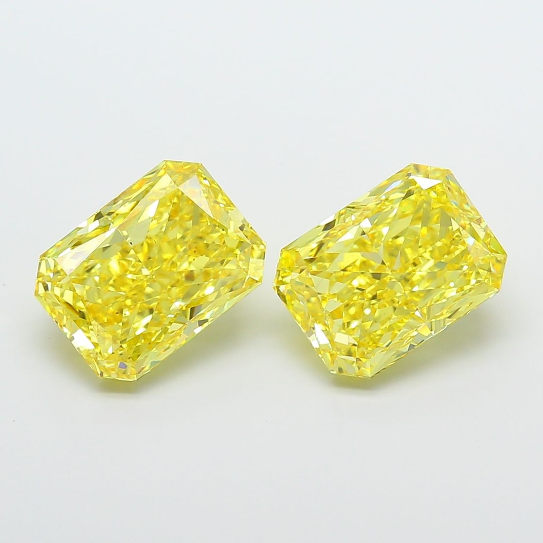 Loose Diamond - RADIANT 5.05ct Fancy Vivid Yellow VS2: Loose Diamond - RADIANT 5.05ct Fancy Vivid Yellow VS2 Source: This is a real non-mined Diamond that has been grown in a lab Shape: RADIANT Carats: 5.05 Color: Fancy Vivid Yellow Certification: IGI Vid
