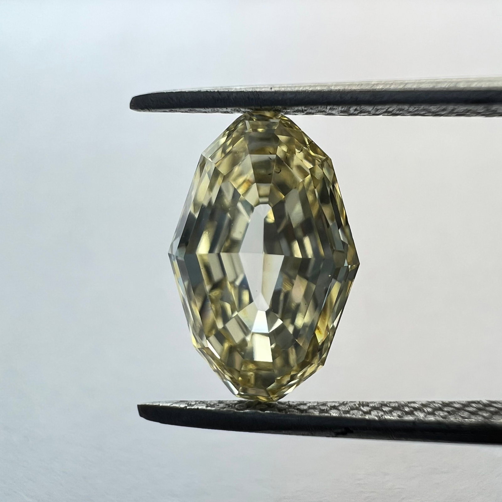 Loose Diamond - OVAL 2.66ct Yellow VS2: Loose Diamond - OVAL 2.66ct Yellow VS2 Source: This is a real non-mined Diamond that has been grown in a lab Shape: OVAL Carats: 2.66 Color: Yellow Certification: NONE PLEASE NOTE: Framed, Large, or h
