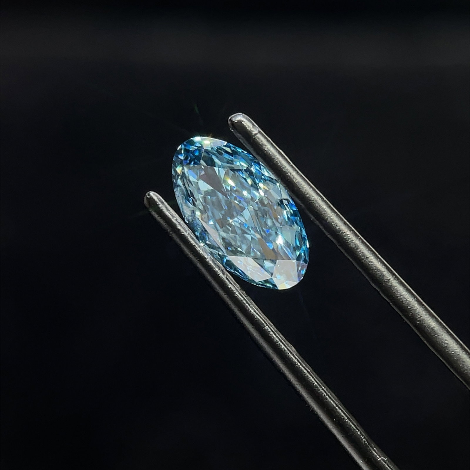 Loose Diamond - OVAL 1.3ct Blue SI1: Loose Diamond - OVAL 1.3ct Blue SI1 Source: This is a real non-mined Diamond that has been grown in a lab Shape: OVAL Carats: 1.3 Color: Blue Certification: NONE PLEASE NOTE: Framed, Large, or heavy i