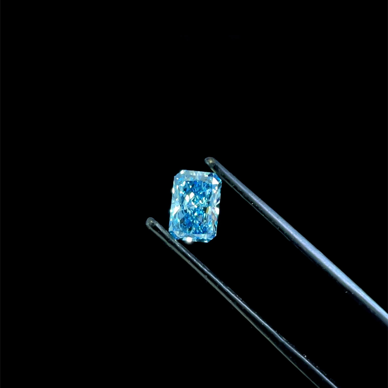 Loose Diamond - RADIANT 1.1ct Fancy Vivid Blue VS1: Loose Diamond - RADIANT 1.1ct Fancy Vivid Blue VS1 Source: This is a real non-mined Diamond that has been grown in a lab Shape: RADIANT Carats: 1.1 Color: Fancy Vivid Blue Certification: IGI Video: