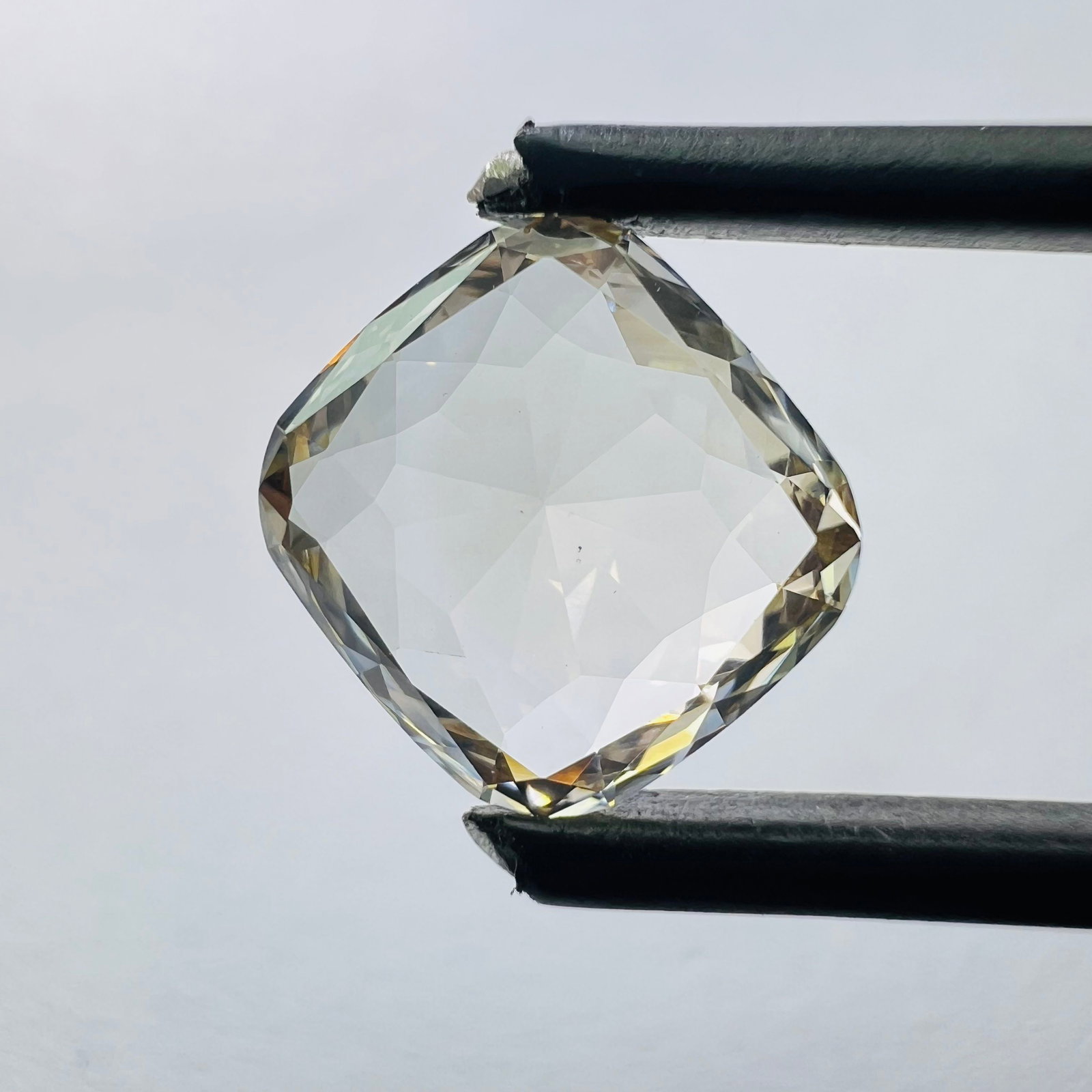 Loose Diamond - CUSHION BRILLIANT 1.27ct Brown VS1: Loose Diamond - CUSHION BRILLIANT 1.27ct Brown VS1 Source: This is a real non-mined Diamond that has been grown in a lab Shape: CUSHION BRILLIANT Carats: 1.27 Color: Brown Certification: NONE PLEASE N