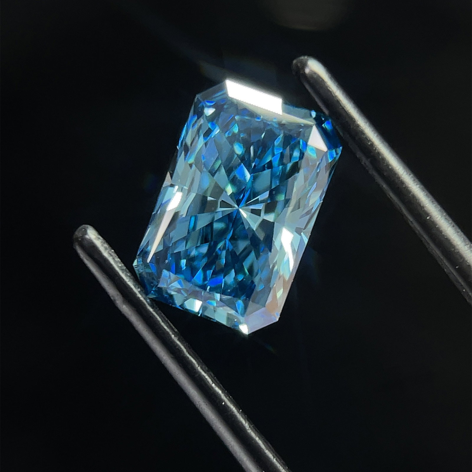 Loose Diamond - RADIANT 2.05ct Blue VS2: Loose Diamond - RADIANT 2.05ct Blue VS2 Source: This is a real non-mined Diamond that has been grown in a lab Shape: RADIANT Carats: 2.05 Color: Blue Certification: NONE PLEASE NOTE: Framed, Large, or