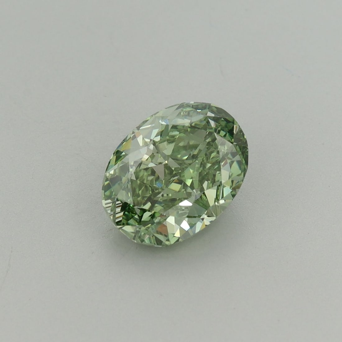Loose Diamond - OVAL 1.57ct Fancy Vivid Green VVS2: Loose Diamond - OVAL 1.57ct Fancy Vivid Green VVS2 Source: This is a real non-mined Diamond that has been grown in a lab Shape: OVAL Carats: 1.57 Color: Fancy Vivid Green Certification: IGI Video: