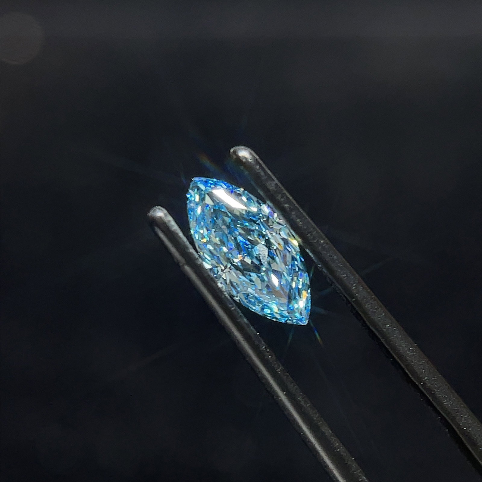 Loose Diamond - MARQUISE 1.0ct Fancy Vivid Blue VS1: Loose Diamond - MARQUISE 1.0ct Fancy Vivid Blue VS1 Source: This is a real non-mined Diamond that has been grown in a lab Shape: MARQUISE Carats: 1.0 Color: Fancy Vivid Blue Certification: IGI Video: