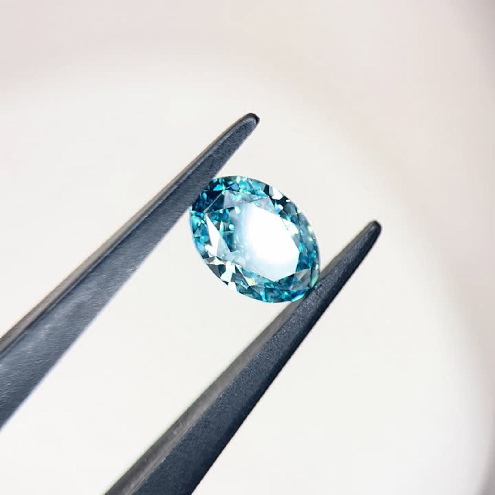 Loose Diamond - OVAL 1.75ct Fancy Vivid Blue VS1: Loose Diamond - OVAL 1.75ct Fancy Vivid Blue VS1 Source: This is a real non-mined Diamond that has been grown in a lab Shape: OVAL Carats: 1.75 Color: Fancy Vivid Blue Certification: IGI Video: