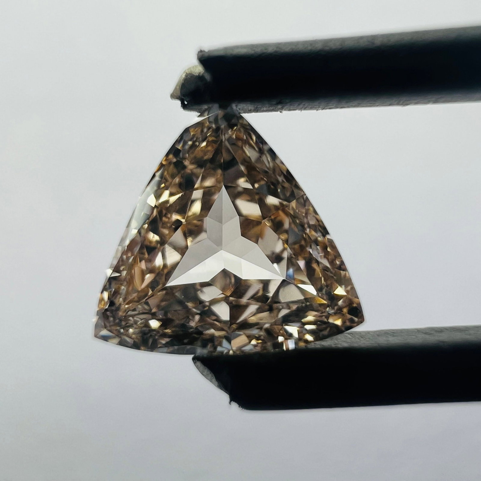 Loose Diamond - TRILLIANT 0.65ct Orange VVS2: Loose Diamond - TRILLIANT 0.65ct Orange VVS2 Source: This is a real non-mined Diamond that has been grown in a lab Shape: TRILLIANT Carats: 0.65 Color: Orange Certification: NONE PLEASE NOTE: Framed, 