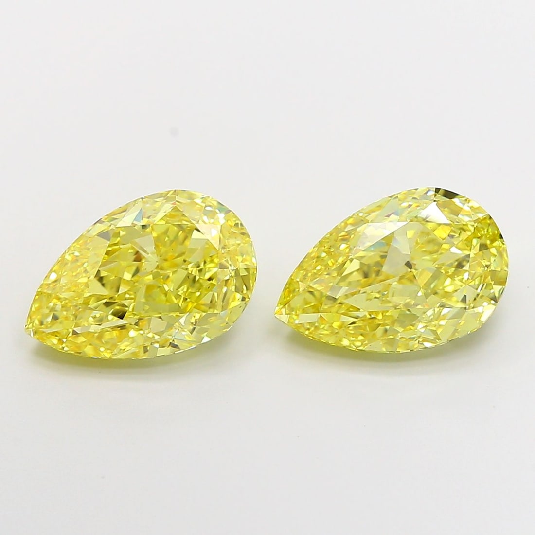 Loose Diamond - PEAR 4.0ct Fancy Vivid Yellow VS2 (1 of 1)