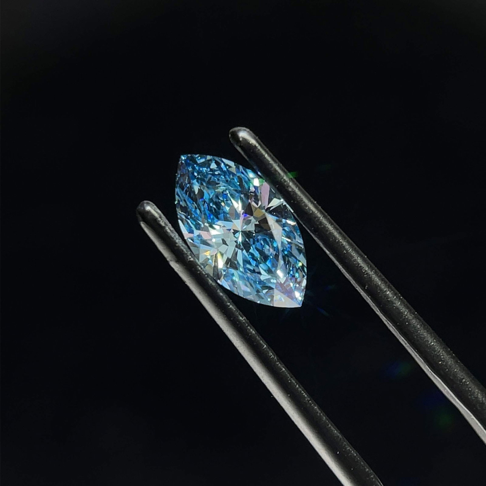 Loose Diamond - MARQUISE 0.94ct Fancy Vivid Blue VS1: Loose Diamond - MARQUISE 0.94ct Fancy Vivid Blue VS1 Source: This is a real non-mined Diamond that has been grown in a lab Shape: MARQUISE Carats: 0.94 Color: Fancy Vivid Blue Certification: IGI Video