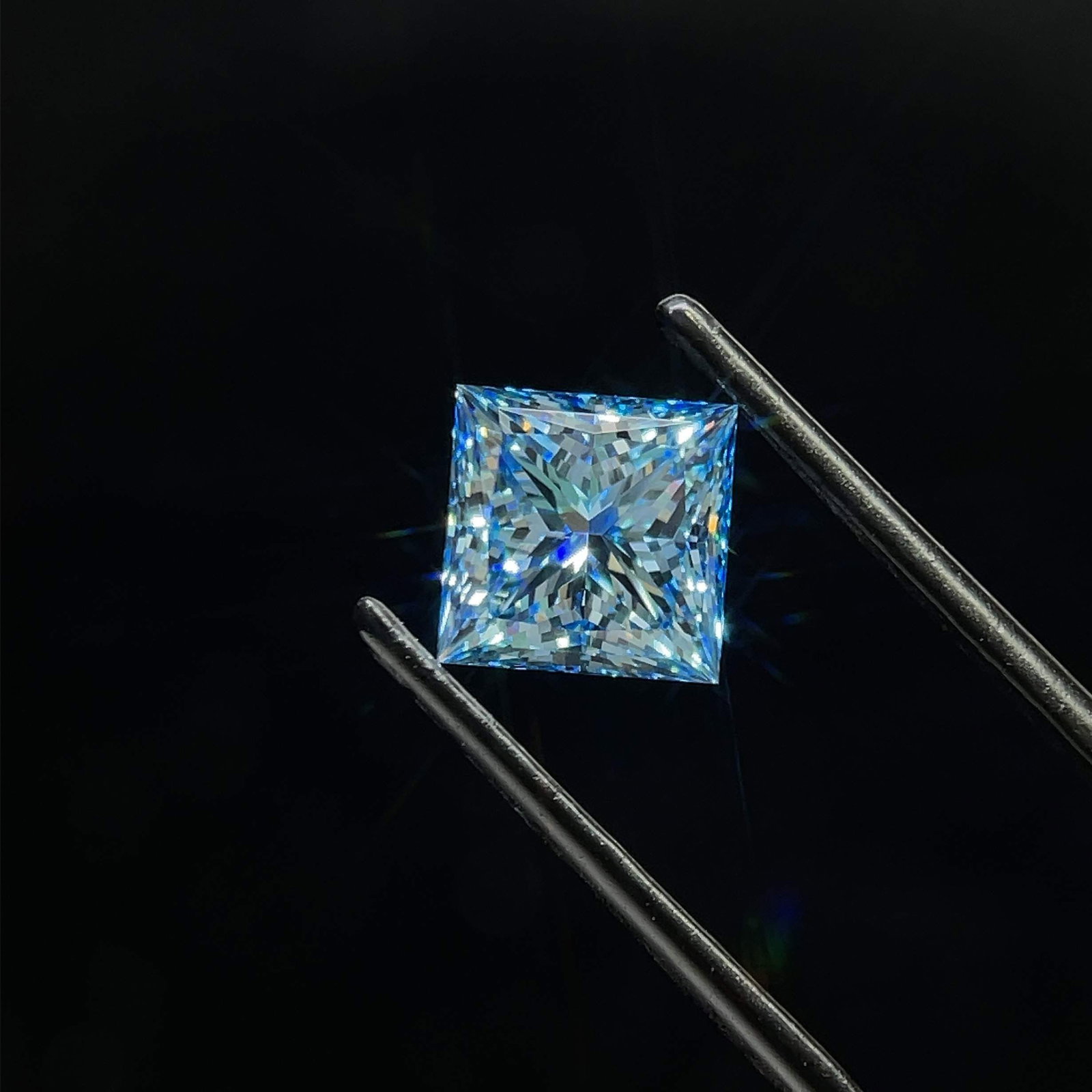 Loose Diamond - PRINCESS 2.58ct Fancy Vivid Blue VS1: Loose Diamond - PRINCESS 2.58ct Fancy Vivid Blue VS1 Source: This is a real non-mined Diamond that has been grown in a lab Shape: PRINCESS Carats: 2.58 Color: Fancy Vivid Blue Certification: IGI Video