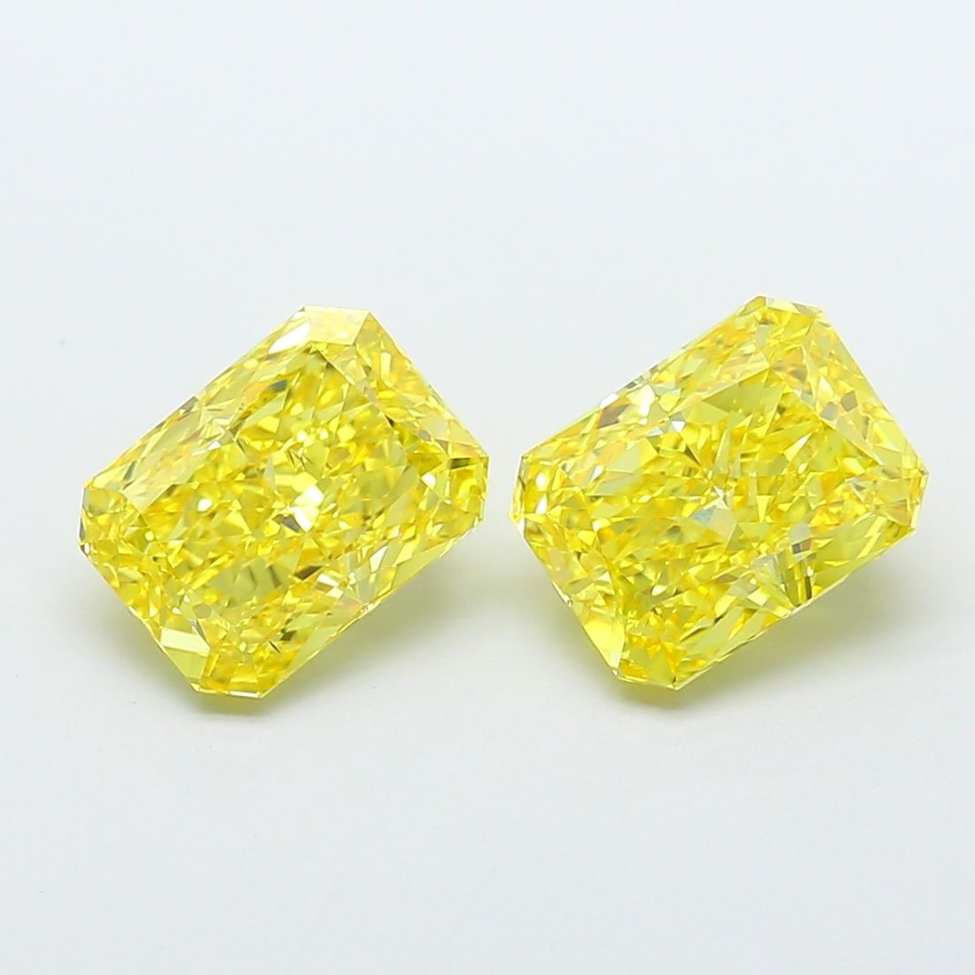 Loose Diamond - RADIANT 2.51ct Fancy Vivid Yellow VVS2: Loose Diamond - RADIANT 2.51ct Fancy Vivid Yellow VVS2 Source: This is a real non-mined Diamond that has been grown in a lab Shape: RADIANT Carats: 2.51 Color: Fancy Vivid Yellow Certification: IGI Vi