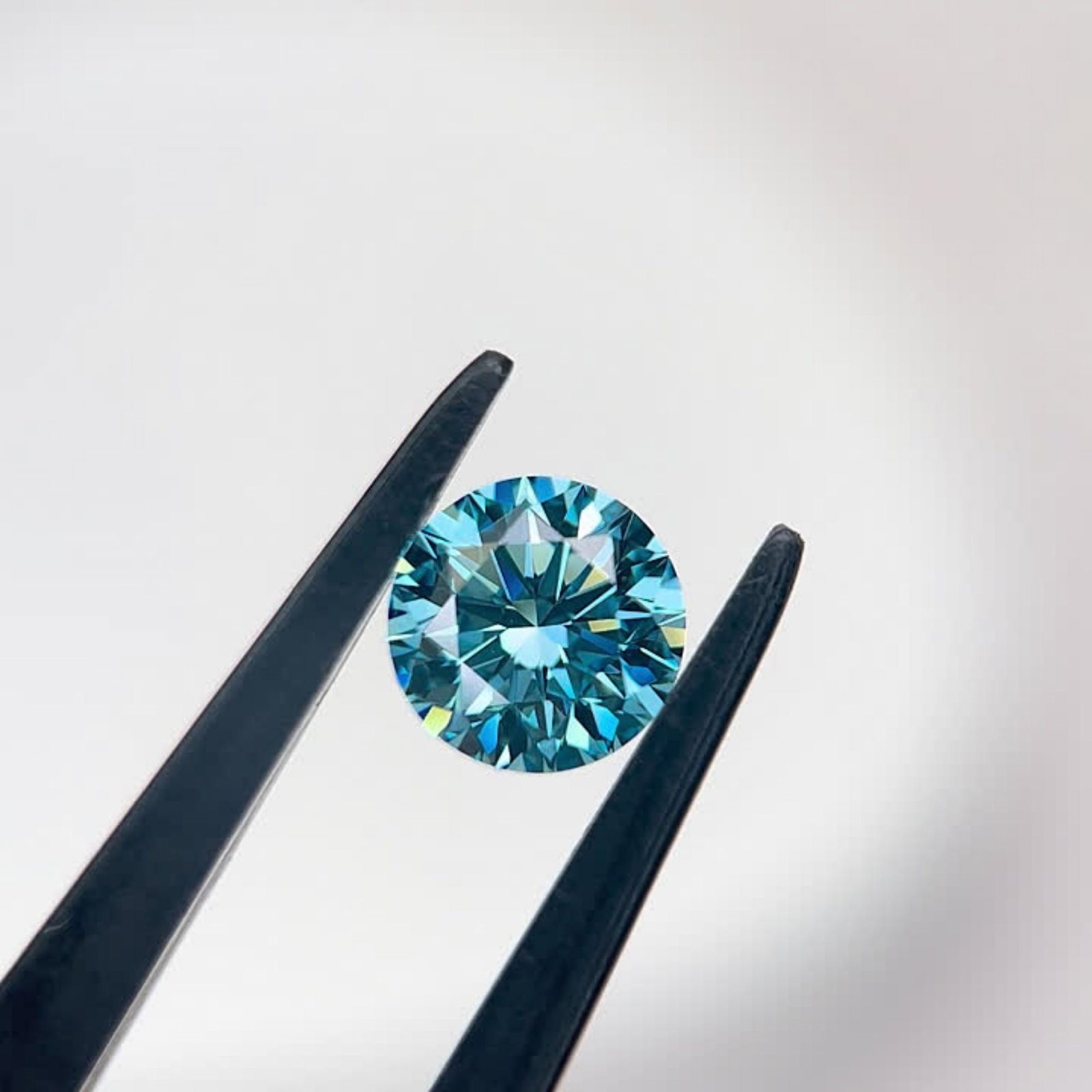 Ideal Loose Diamond - ROUND 1.0ct Fancy Vivid Blue VVS2: Ideal Loose Diamond - ROUND 1.0ct Fancy Vivid Blue VVS2 Source: This is a real non-mined Diamond that has been grown in a lab Shape: ROUND Carats: 1.0 Color: Fancy Vivid Blue Certification: IGI Video: