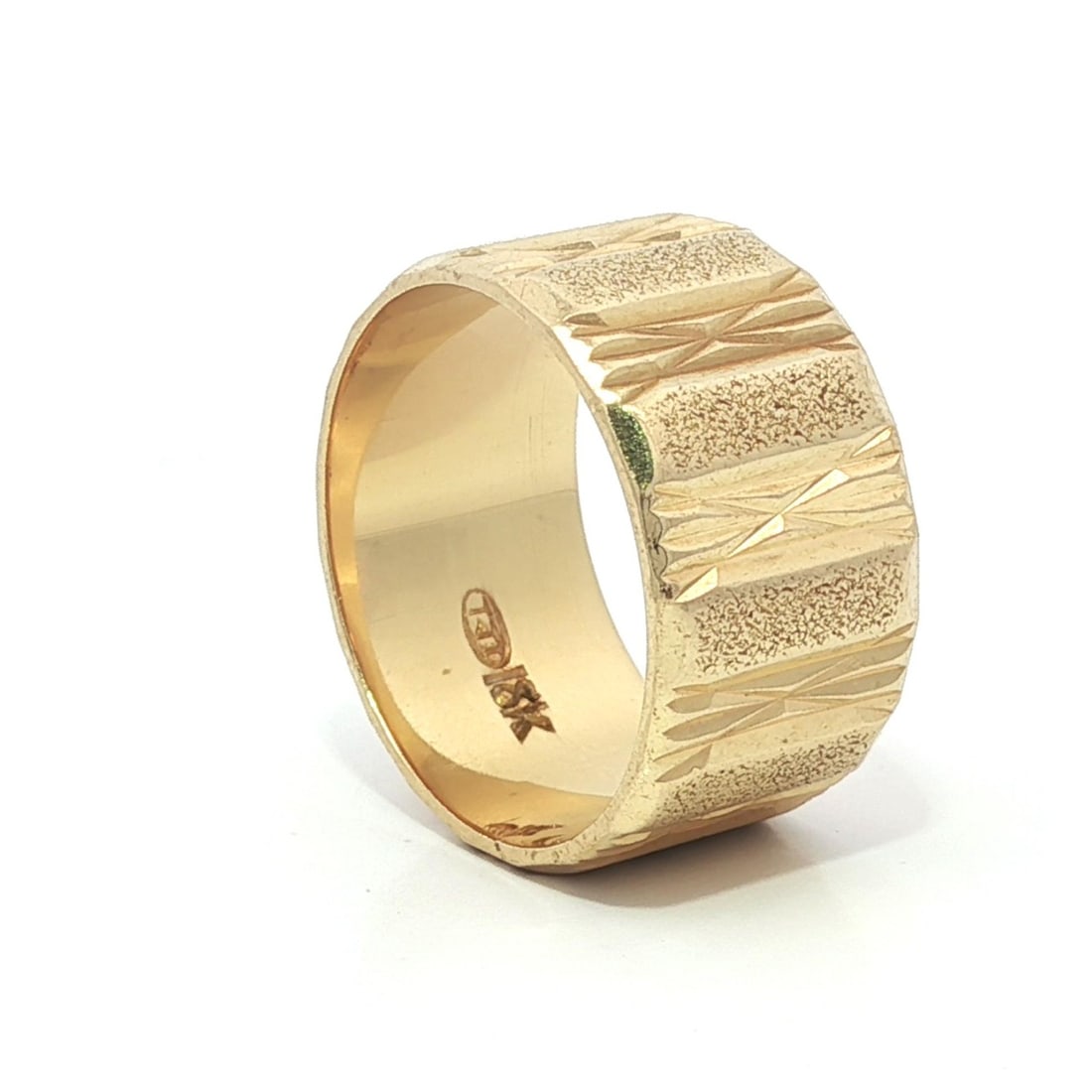 Vintage 18k Yellow Gold Diamond Cut Cigar Band Ring 9.8mm Size 5.5: Vintage 18k Yellow Gold Diamond Cut Cigar Band Ring 9.8mm Size 5.5 This vintage cigar band ring showcases a stunning matte and diamond cut finish crafted from 18k yellow gold. With a width of 9.8mm, t
