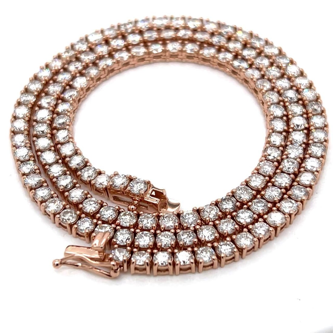 Stunning 14K Rose Gold 12.50 Ct Diamond Tennis Necklace: Stunning 14K Rose Gold 12.50 Ct Diamond Tennis Necklace This stunning 14K Rose Gold Diamond Tennis Necklace features a remarkable total diamond weight of approximately 12.50 Ct. It is elegantly crafte