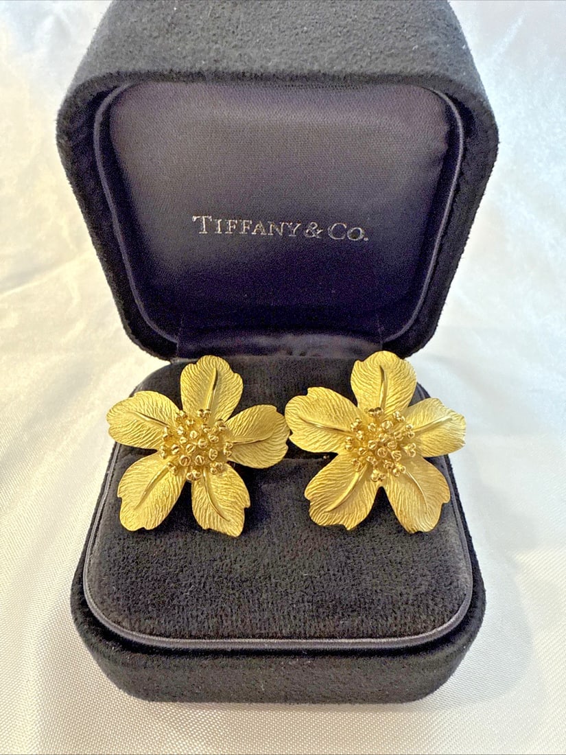 Tiffany & Co 18K Yellow Gold Flower Huggie Earrings with Box: Tiffany & Co 18K Yellow Gold Flower Huggie Earrings with Box This stunning pair of earrings from Tiffany & Co. features a beautiful flower design crafted in 18k yellow gold. The huggie stud style ensu
