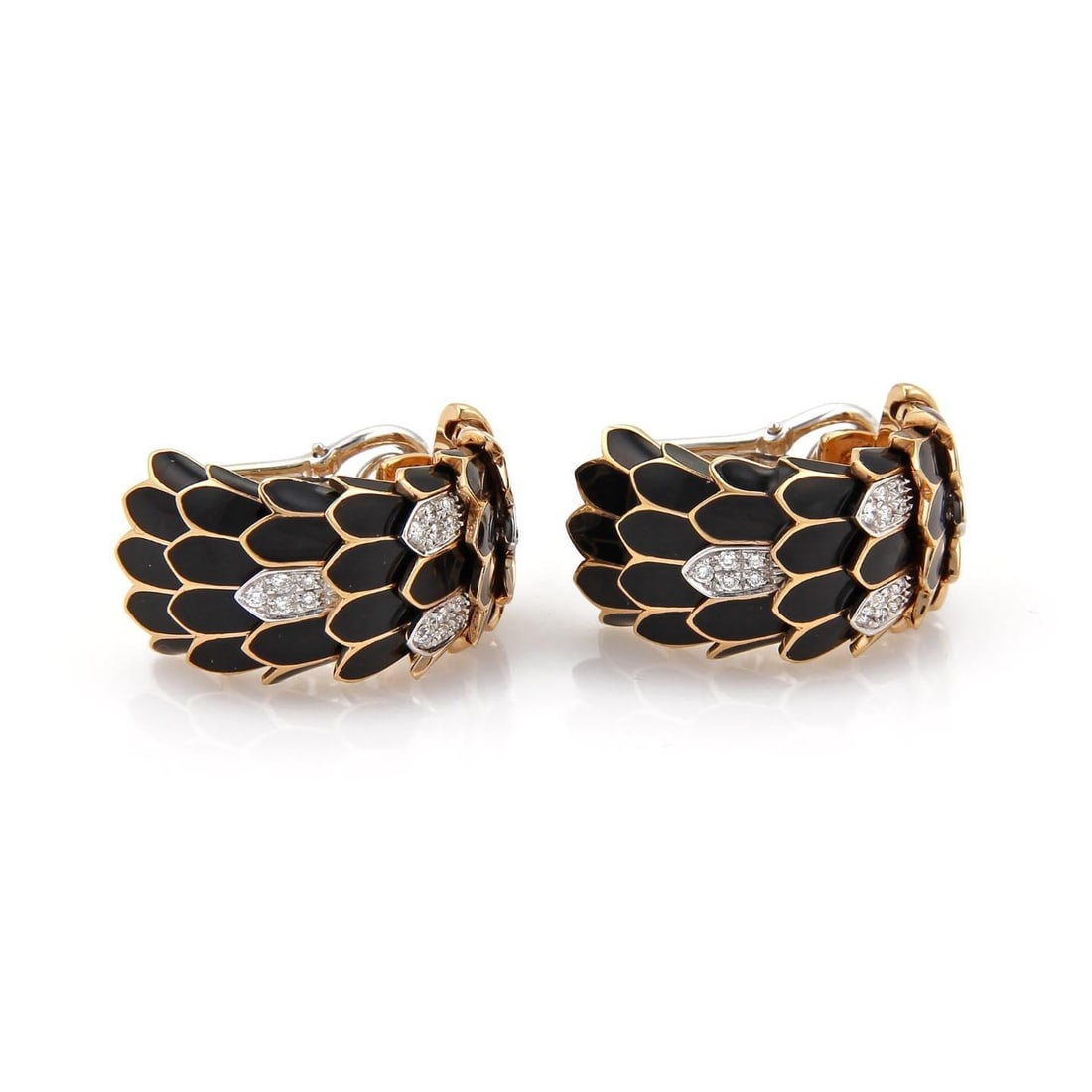 Roberto Coin Huggie Earrings 18k Gold Diamond Feather Design: Roberto Coin Huggie Earrings 18k Gold Diamond Feather Design Discover the elegance of these Roberto Coin earrings, featuring a stunning feather design that combines 18k rose and white gold with a poli