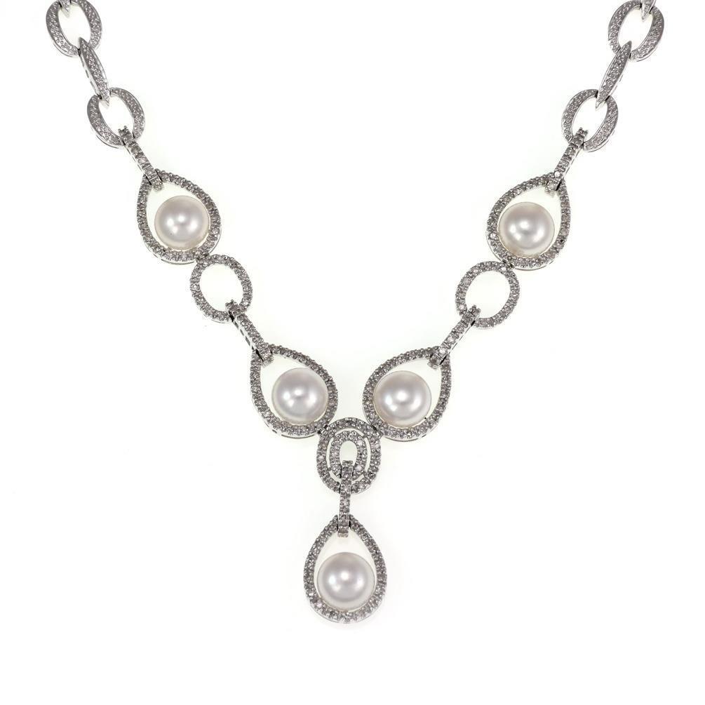 14k White Gold Pearl and Diamond Link Necklace 16 in: 14k White Gold Pearl and Diamond Link Necklace 16 in This exquisite necklace is crafted from 14k white gold and features a stunning design with oval links on either side, enhanced by a diamond cut tha