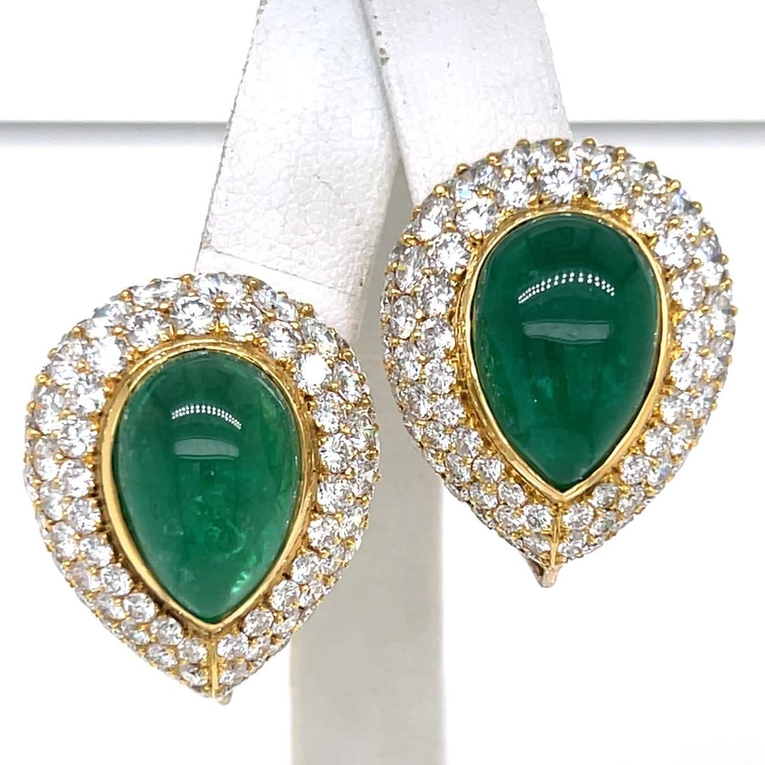 Stunning 18K Yellow Gold Emerald Diamond Earrings 19.52 Ct Emeralds 12.38 Ct Diamonds: Stunning 18K Yellow Gold Emerald Diamond Earrings 19.52 Ct Emeralds 12.38 Ct Diamonds These stunning earrings are crafted from 18K yellow gold and feature a beautiful combination of emeralds and diamo