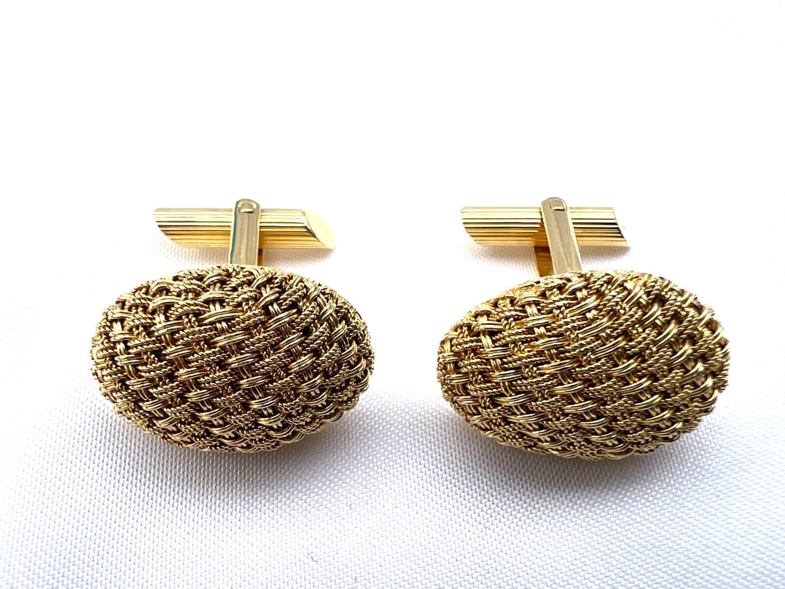 Italian 18K Yellow Gold Cufflinks Signed and Hallmarked: Italian 18K Yellow Gold Cufflinks Signed and Hallmarked This exquisite pair of Italian 18K yellow gold cufflinks showcases exceptional craftsmanship and design. Each cufflink measures approximately 0.