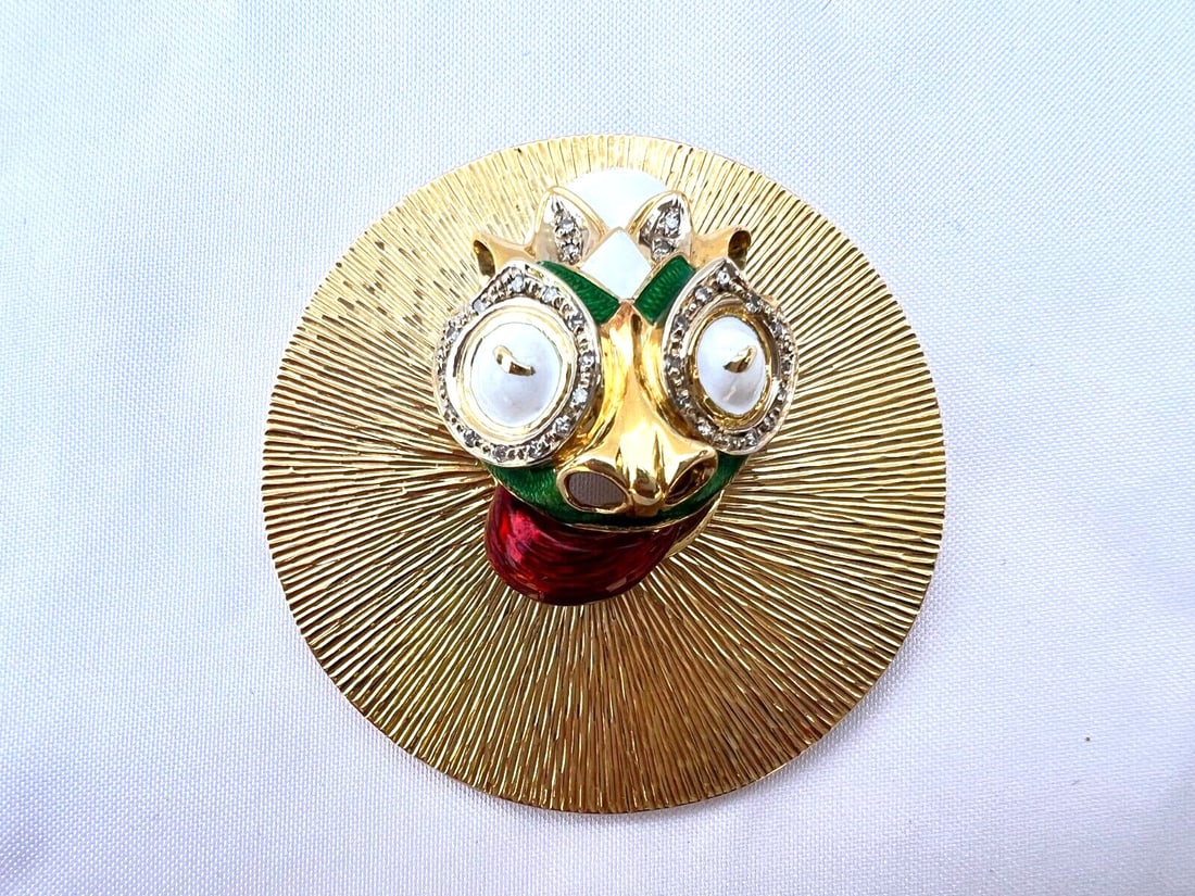 Italian 18K Gold Diamond Enamel Pendant 0.20 ct: Italian 18K Gold Diamond Enamel Pendant 0.20 ct This stunning Italian pendant is crafted from 18K yellow gold and adorned with exquisite enamel detailing, featuring approximately 0.20 ct of GSI diamon