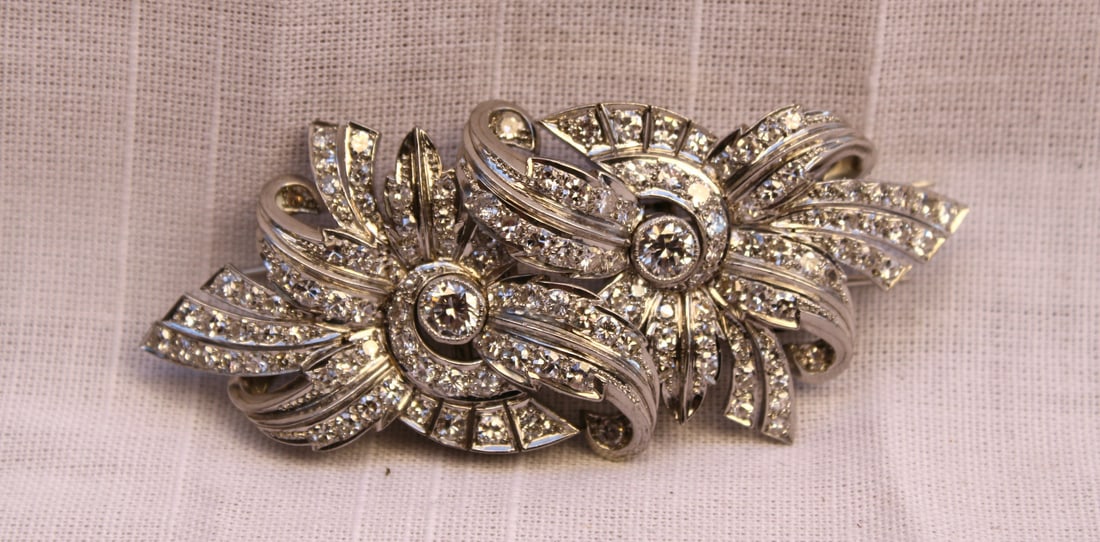 French Art Deco Diamond Platinum Double Clip Brooch 4.25 ct: French Art Deco Diamond Platinum Double Clip Brooch 4.25 ct Presenting a stunning French Art Deco diamond-platinum double clip brooch, showcasing exquisite craftsmanship and timeless elegance. This ma