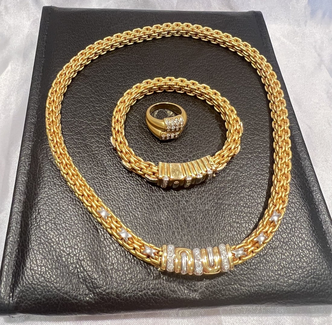 BREW 18K Yellow Gold Diamond Jewelry Trio Necklace Bracelet Ring: BREW 18K Yellow Gold Diamond Jewelry Trio Necklace Bracelet Ring This exquisite three-piece jewelry set includes a necklace, bracelet, and ring, expertly crafted from 18k yellow gold and adorned with 