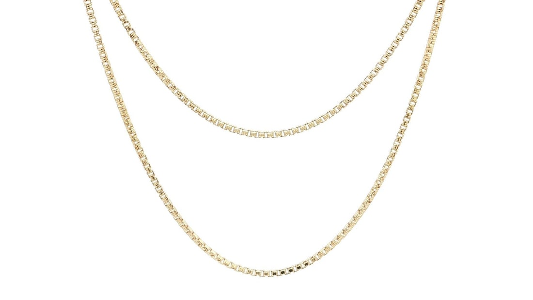 Textured 14k Yellow Gold 1.36mm Beveled Box Chain Necklace 20 Inch: Textured 14k Yellow Gold 1.36mm Beveled Box Chain Necklace 20 Inch This un-used 14k yellow gold necklace features a textured beveled box chain link design. Measuring 20 inches in length and 1.36mm in 