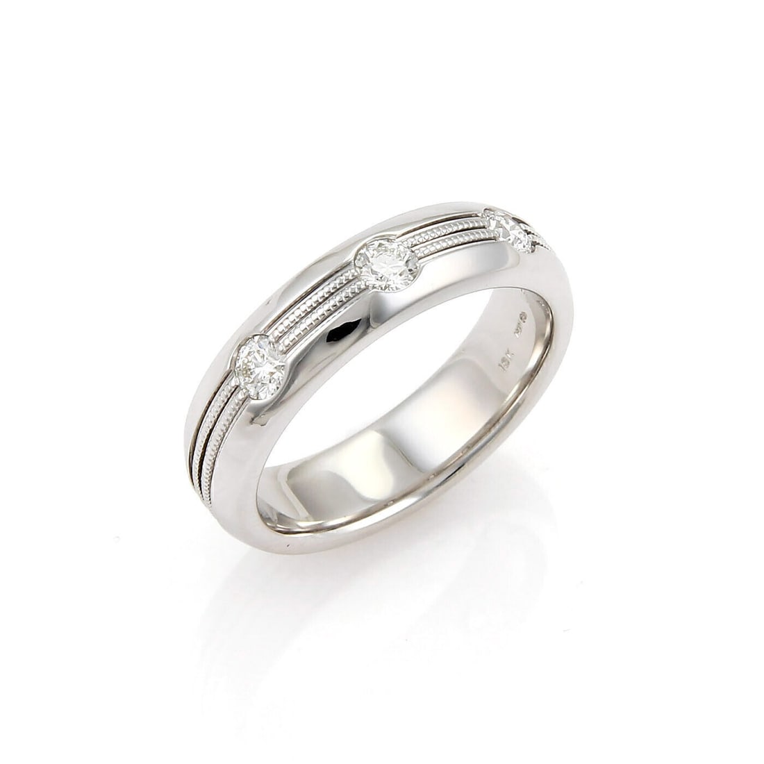 Hearts On Fire Duets Burnished 18k White Gold Diamond Men's Band Ring 9.5: Hearts On Fire Duets Burnished 18k White Gold Diamond Men's Band Ring 9.5 This pre-owned Hearts On Fire men's Duets Burnished diamond band ring is crafted in 18k white gold and features round diamonds