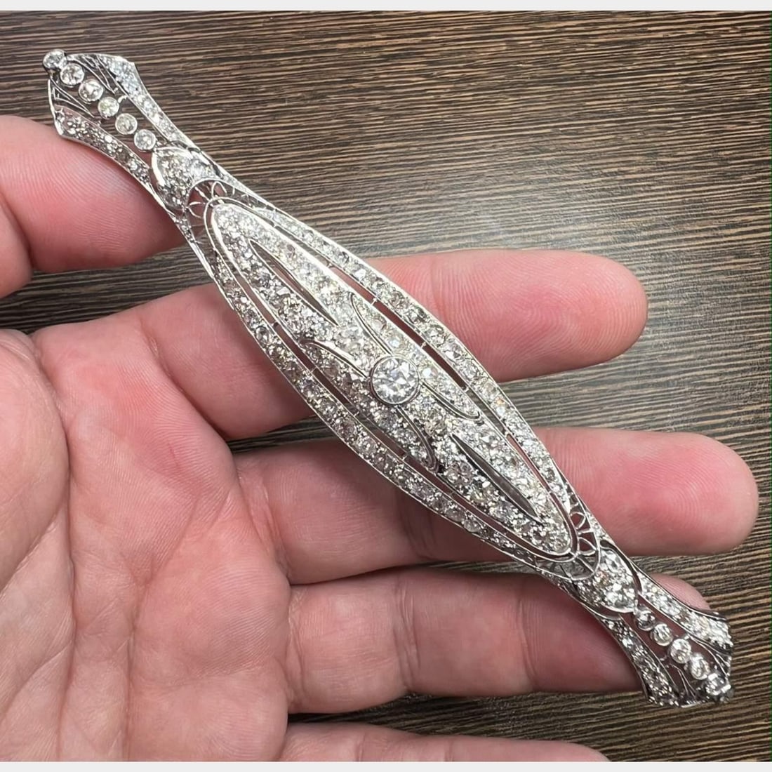 Art Deco Platinum Diamond Brooch 11.15 Ct F VS1-SI2 4.75 in: Art Deco Platinum Diamond Brooch 11.15 Ct F VS1-SI2 4.75 in This exquisite Art Deco brooch is crafted in platinum and features a stunning total diamond weight of 11.15 carats. The centerpiece is appro