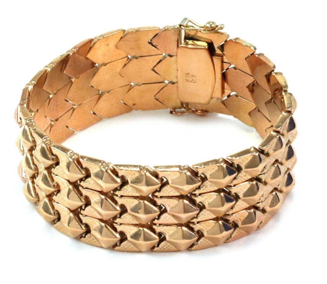 Vintage 18k Rose Gold Flex Link Bracelet 22mm Pyramid Style: Vintage 18k Rose Gold Flex Link Bracelet 22mm Pyramid Style This vintage estate bracelet features a pyramid-style wide flex link construction in solid 18k rose gold. It has a geometric link design wit