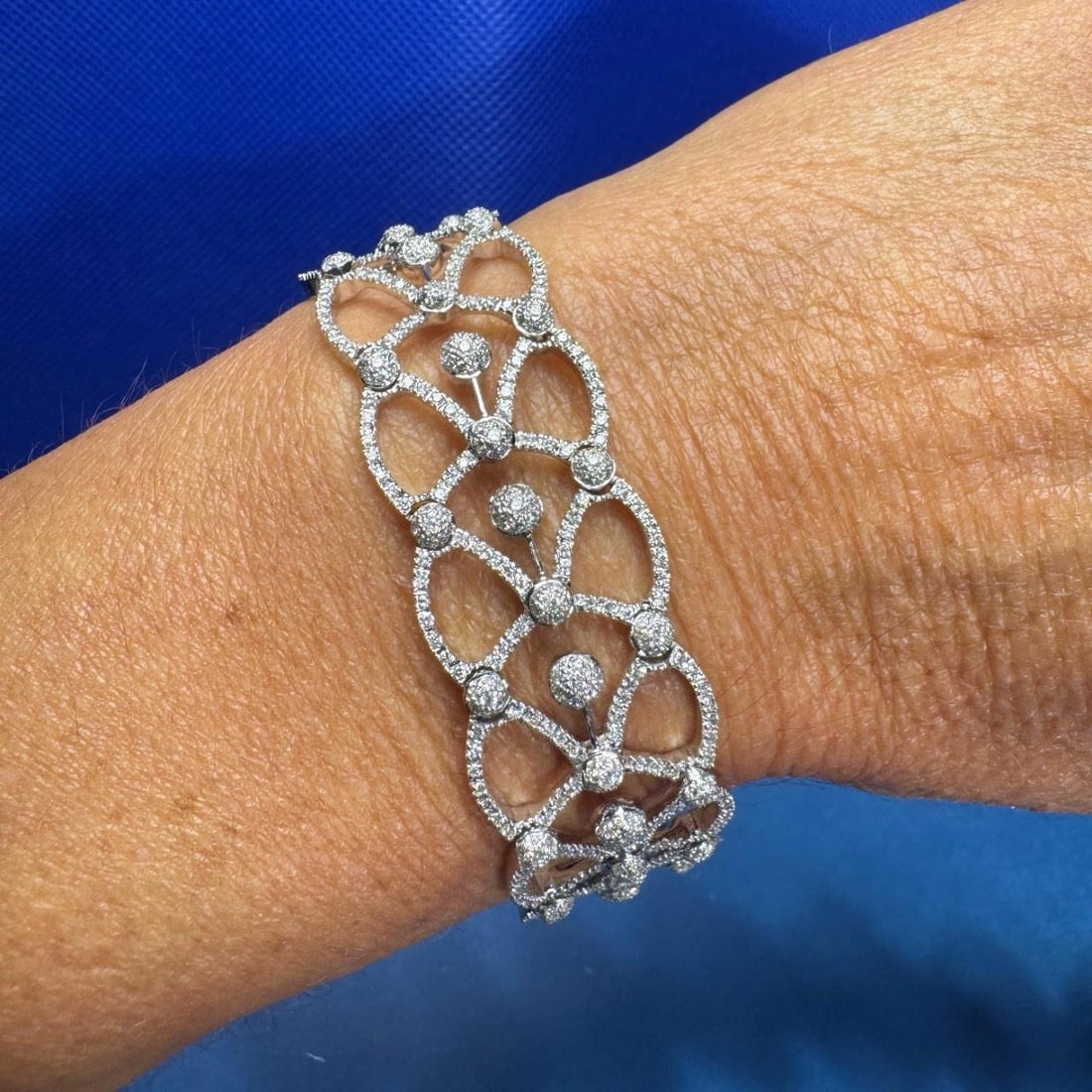 18K White Gold Diamond Bracelet 5.00 Ct 840 Stones: 18K White Gold Diamond Bracelet 5.00 Ct 840 Stones This stunning 18K white gold bracelet is adorned with 840 sparkling diamonds, totaling approximately 5.00 carats. The diamonds feature a color grade 