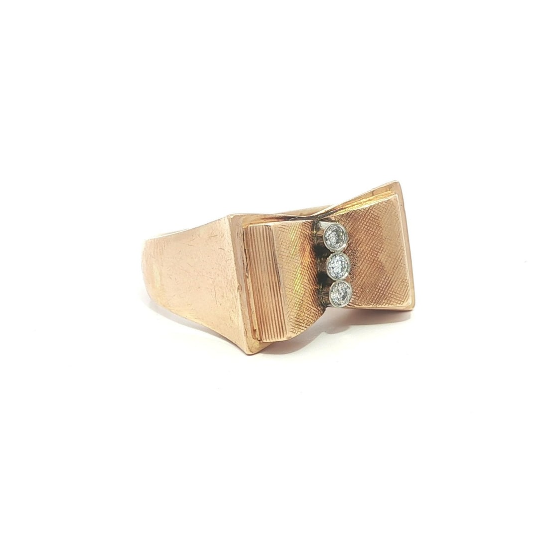 Retro 18k Yellow Gold Diamond Ring with Florentine Open Book Bow Design: Retro 18k Yellow Gold Diamond Ring with Florentine Open Book Bow Design This vintage retro cocktail ring features an open book bow design crafted from solid 18k yellow gold with white gold baskets. Th