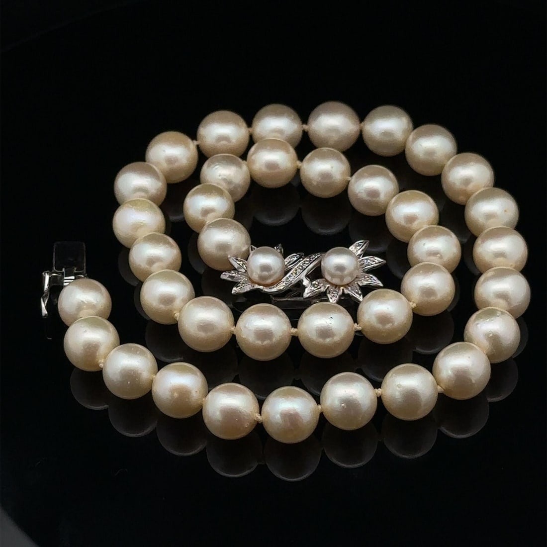 Vintage 10mm Pearl Diamond Flower Clasp Choker Necklace 14k White Gold: Vintage 10mm Pearl Diamond Flower Clasp Choker Necklace 14k White Gold This exquisite vintage choker necklace features a stunning array of genuine cultured pearls and natural diamonds, making it a per