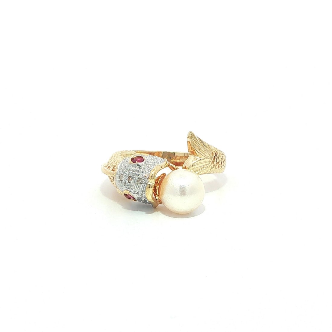 14k Yellow Gold Fish Cocktail Ring Pearl Diamond Red Eyes Size 6: 14k Yellow Gold Fish Cocktail Ring Pearl Diamond Red Eyes Size 6 This unique cocktail ring features a textured wrap fish design crafted in solid 14k yellow gold with white gold accents. The fish's mou