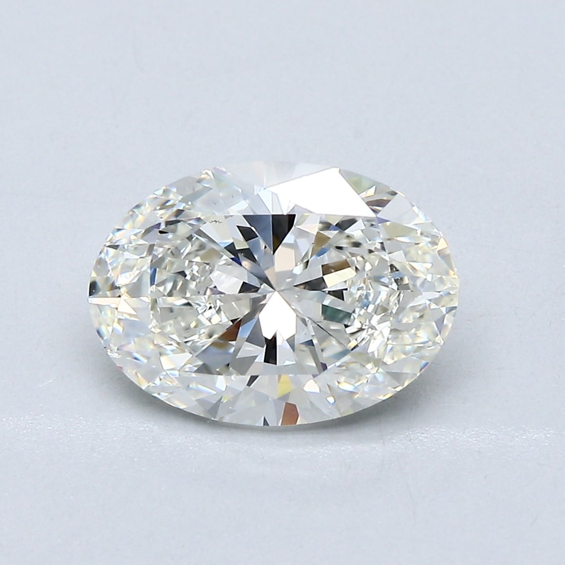 Loose Diamond - OVAL 2.2ct H VS2: Loose Diamond - OVAL 2.2ct H VS2 Source: Natural Mined Diamond Shape: OVAL Carats: 2.2 Color: H Clarity: VS2 Certification: GIA Condition: Pre-Owned PLEASE NOTE: Framed, Large, or heavy items do not h